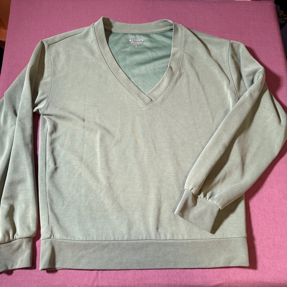 Athleta Seasoft Willow V-neck Sweatshirt in Green - Size Small